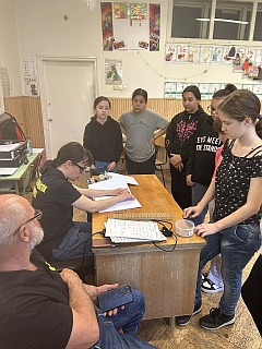 A tanulók figyelmesen hallgatják Pillmann Tündét, aki a Braille-írásról beszél